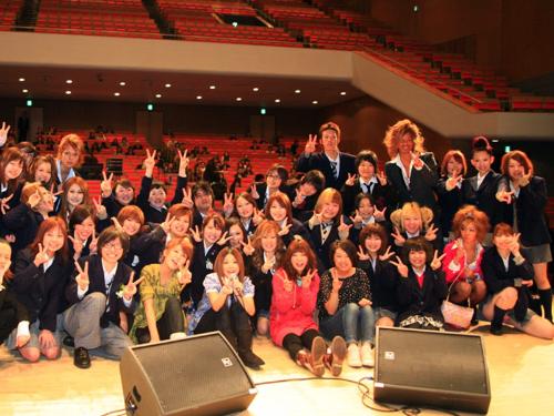 ボーカルＡＹＡＫＯの母校、渋谷高等学院卒業式でライブを行った「中ノ森ＢＡＮＤ」と生徒たち