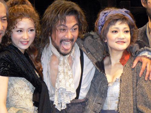 「ベガーズ・オペラ」のゲネプロを行った（左から）、笹本玲奈、内野聖陽、島田歌穂