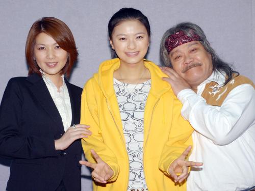ＮＨＫ連ドラ「瞳」試写会に出席した（左から）飯島直子、榮倉奈々、西田敏行