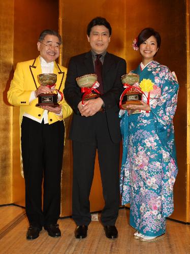 記念撮影に応じる（左から）奨励賞・マギー司郎、大賞・松本幸四郎、新人賞・上戸彩