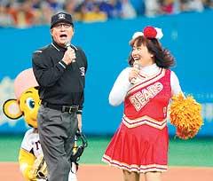 【画像・写真】たかじん審判　チアガール藤山と始球式