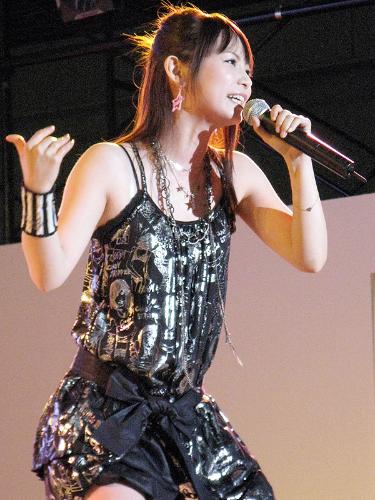 ワンピース姿で熱唱する中川翔子。初の海外公演を発表した
