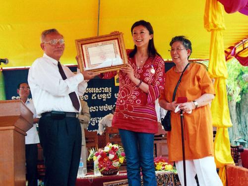 カンボジアに寄付した小学校が完成し落成式に出席した藤原紀香（中央）