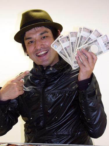 ７００万円の現金を手に笑顔を見せるシャンプーハットのてつじ