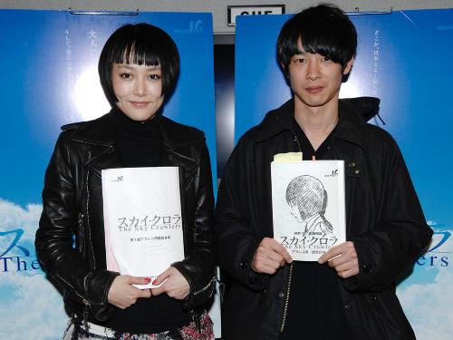 押井守監督の最新作「スカイ・クロラ」（８月２日公開）の主役２人の声を担当した菊地（左）と加瀬