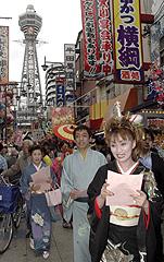 【画像・写真】“通天閣の歌姫”涙の嘆願書＆ビラ配り