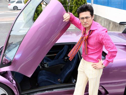 フジテレビ「ハチワンダイバー」にピンクのシャツ、紫のスーパーカーで登場した劇団ひとり