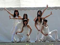 【画像・写真】歌って踊れるアイドル軍団が本格的手品