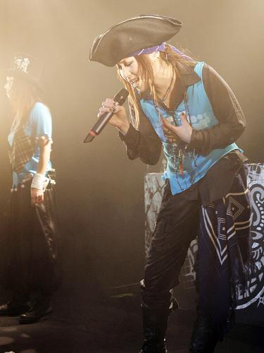 【画像・写真】「ＢＥＮＮＩＥ　Ｋ」海賊風衣装でライブ