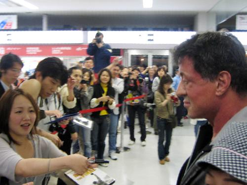 【画像・写真】未明来日スタローンをファンお出迎え