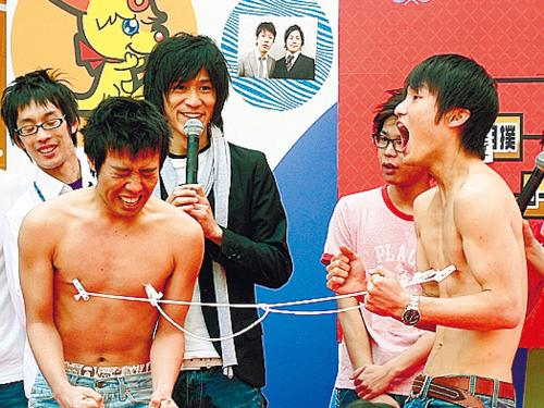 【画像・写真】ジャルジャル福徳“乳首ビンビン相撲”