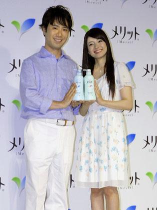 花王のシャンプー「メリット」のＣＭに夫婦そろって起用されたタレントの藤井隆（左）と乙葉