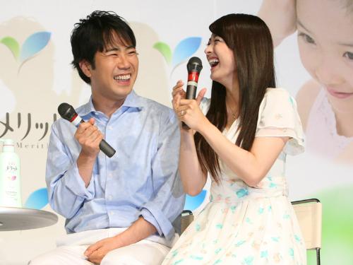 夫婦初共演のＣＭ発表会で行われたトークショーでは終始笑顔を見せる藤井隆（左）と乙葉夫妻