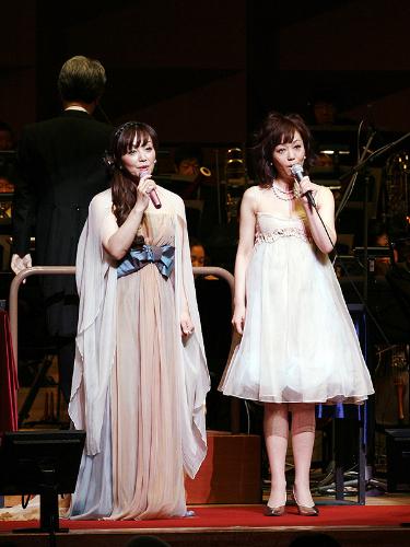 姉妹で初の共演コンサートを開いた岩崎宏美（左）と良美
