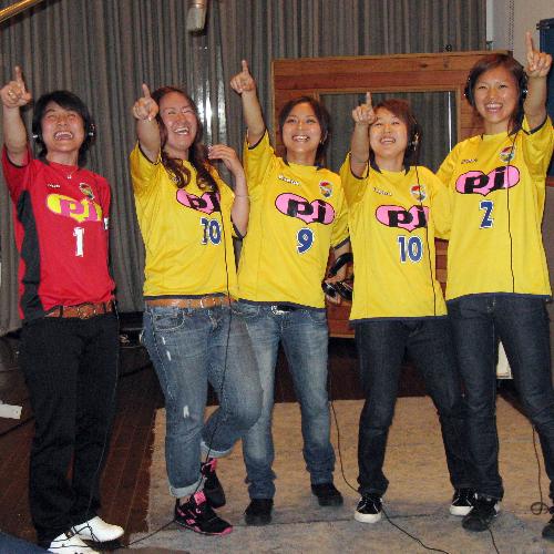 デビュー曲の公開レコーディングを行った現役女子サッカー選手の石田ミホコ（中央）。コーラス隊として参加したチームメートと楽曲名「一番星」にちなんで天を指さす