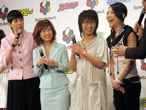 トークショーを行った（左から）和田アキ子、田代さやか、くわばたりえ、小原正子
