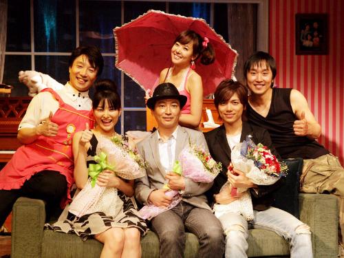 本場韓国の劇場で行われた「サ・ビ・タ」日本版の製作発表。本場韓国で演じるキャスト（後列３人）を前に、（前列左から）原田夏希、駒田一、山崎育三郎の日本人キャストが成功を誓った