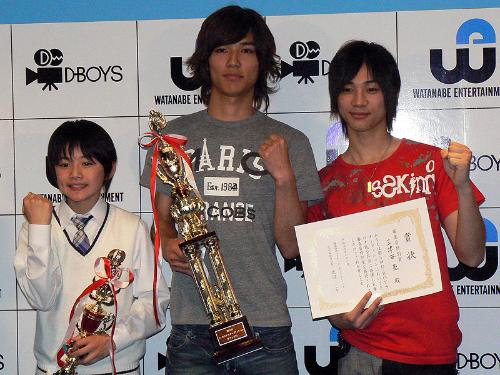 第５回Ｄ－ＢＯＹＳオーディションでグランプリを受賞した山田悠介（中央）。左から準グランプリの西井幸人、審査員特別賞の三津谷亮