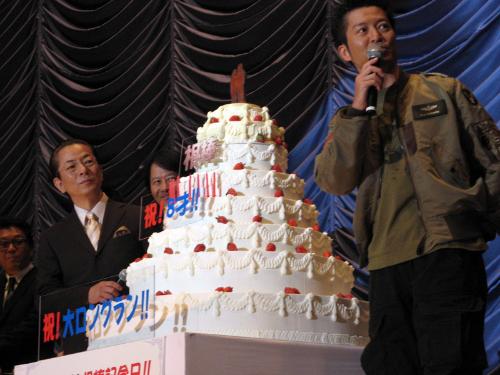 巨大バースデーケーキをはさんで、爆笑トークで観客を楽しませた寺脇康文（右）と水谷豊（左）