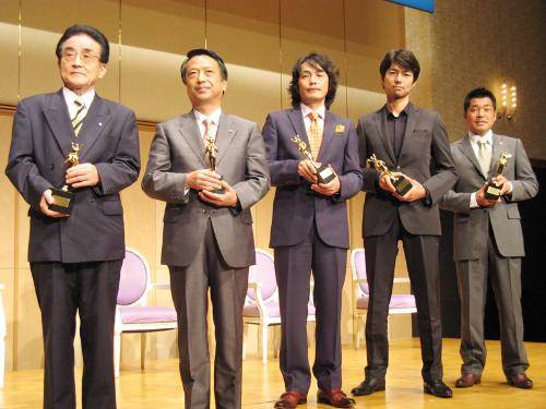 ２００８年ベスト・ファーザー「イエローリボン賞」を受賞した、（左から）伊藤喜平氏、清野智氏、石田衣良氏、仲村トオル、山本博