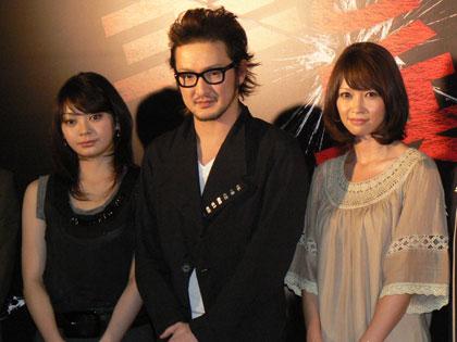 舞台「羊と兵隊」の製作発表に出席した（左から）田畑智子、中村獅童、辺見えみり