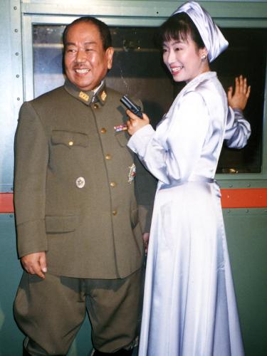 ９５年「シベリア超特急」で初監督の水野晴郎。主演のかたせ梨乃と笑顔でツーショット