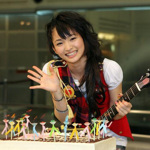 岡本玲はミニライブ後に用意された１７歳の誕生日ケーキに大喜び