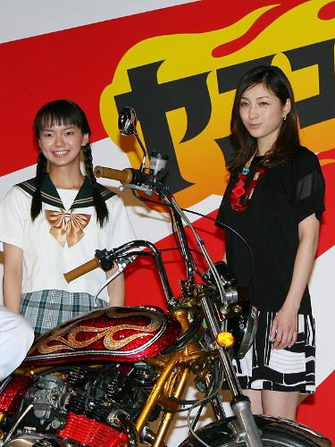 「ヤスコとケンジ」制作発表でフォトセッションに納まる（左から）多部未華子、広末涼子
