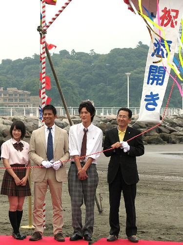 湘南が舞台のフジテレビ「太陽と海の教室」に主演し、神奈川県藤沢市の片瀬海岸の海開きセレモニーに出席した織田裕二（左から2人目）と生徒役の北乃
