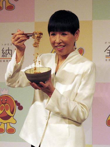 ２００８年度の納豆クイーンに選ばれ、表彰式で納得を混ぜる和田アキ子