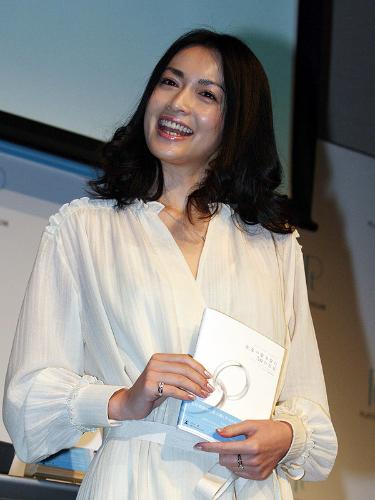 ジュエリー・イベントのトークショーに出演した長谷川京子