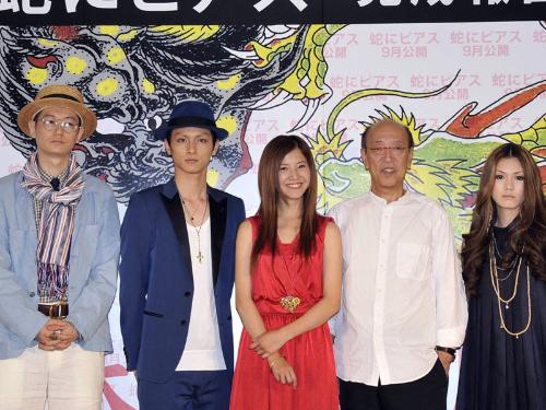 映画「蛇にピアス」の完成報告会見に出席した（左から）ＡＲＡＴＡ、高良健吾、吉高由里子、蜷川幸雄監督、金原ひとみ氏