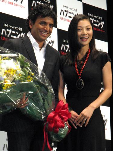 米映画「ハプニング」のＭ・ナイト・シャマラン監督に花束を手渡し笑顔の小池栄子