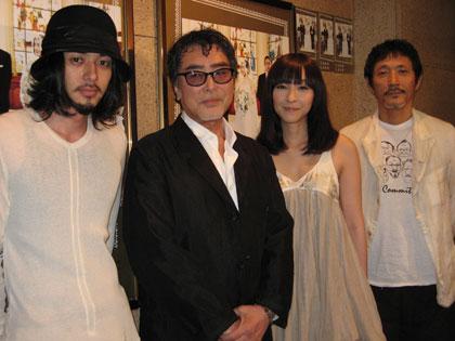 映画「たみおのしあわせ」の初日舞台あいさつを行った（左から）オダギリジョー、原田芳雄、麻生久美子、小林薫