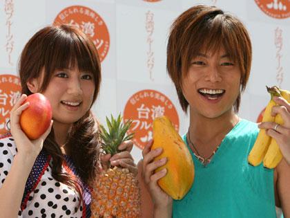 台湾フルーツを手にご機嫌な東原亜希（左）と杉浦太陽