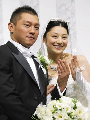 結婚披露宴に先立ち記者会見した小池栄子（右）と坂田亘