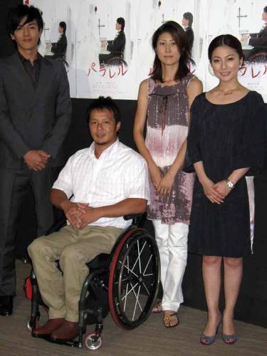 映画「パラレル」の製作発表に臨んだ（左から）要潤、作品のモデルになった京谷和幸、陽子夫妻、島谷ひとみ