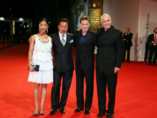 【画像・写真】石橋凌　美人モデルをムチ打ちＳＭプレー