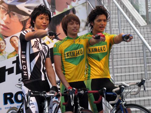 渋谷１０９前に自転車に乗って現れた映画「シャカリキ！」の出演者の（左から）鈴木裕樹、遠藤雄弥、中村優一