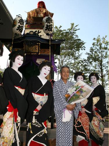 【画像・写真】芸妓も応援！勘三郎　なじみ赤坂で初歌舞伎