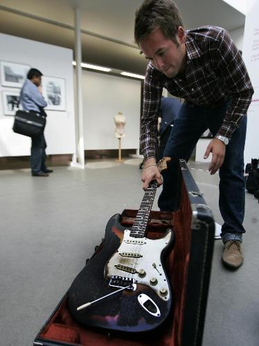 ３日、ロンドンで競売にかけられる前に展示されたジミ・ヘンドリックスの「燃えたギター」