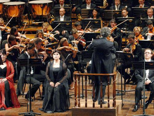 【画像・写真】故パバロッティ氏一周忌　生地で追悼コンサート