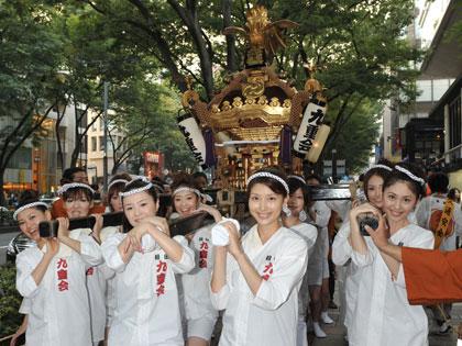 表参道の隠田神社例大祭で宵神輿を担いだオスカー美女軍団。前列左から２人目から須藤温子、橋本愛美