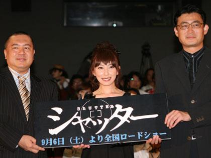 客席からフォトセッションに納まる（左から）一之瀬隆重プロデューサー、奥菜恵、落合正幸監督