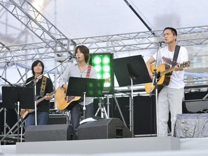 京都での野外フェスで歌う小田和正（右）とくるりの２人