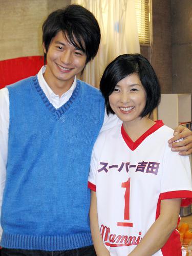 ｎｈｋコメディー ママさんバレーでつかまえて で夫婦役を演じた向井理と黒木瞳 スポニチ Sponichi Annex 芸能