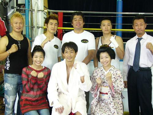 ボクシングシーンに挑戦した吉田栄作（前列中央）と三倉茉奈（同左）佳奈（同右）。（後列左から）徳山、井岡、赤井、山口、薬師寺と名ボクサーもずらり