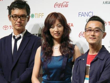 東京国際映画祭コンペ部門に出品が決まった「コトバのない冬」の渡部篤郎監督（左）と主演の高岡早紀（中央）。右は「ブタがいた教室」の前田哲監督