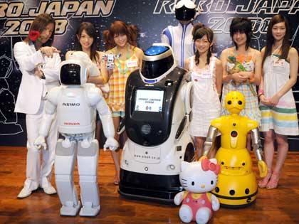 「ＲＯＢＯ　ＪＡＰＡＮ　２００８」のプレス発表会に、先端ロボットたちと出席した狩野英孝（左）ら