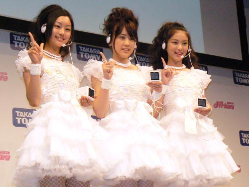 「Ｈｉ－ｋａｒａ」のＣＭ発表会にキャンディーズ風の衣装で出席した（左から）忽那汐里、福田沙紀、武井咲
